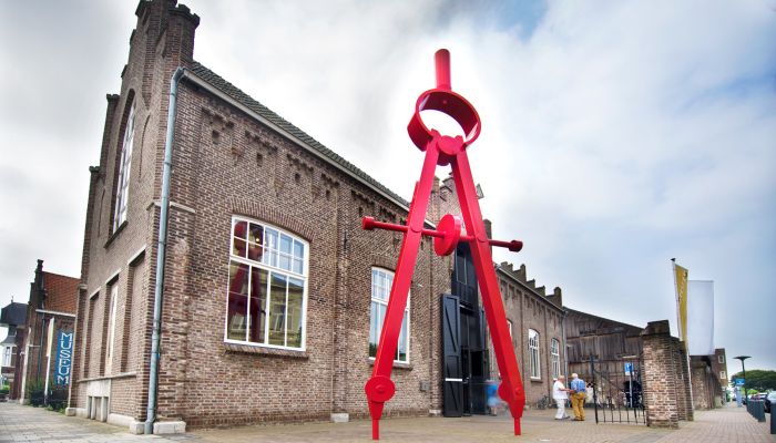 Voorzijde Cuypershuis overdag passer - web